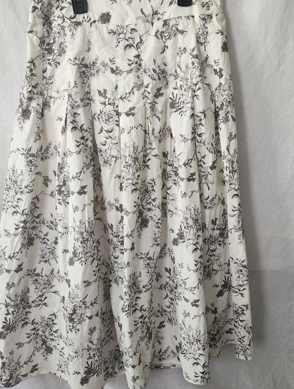 Moon River Pleated Floral Toile Midi Skirt In White/black Sz L